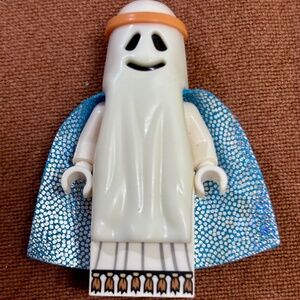 The LEGO MOVIE Minifigure :Vitruvius Ghost Shroud" Includes parts & accessories